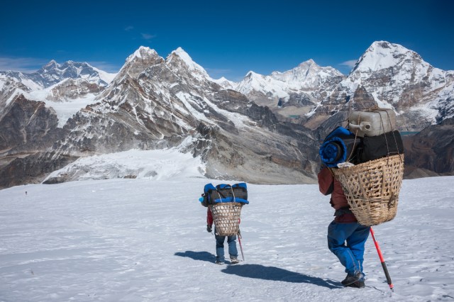 Pakaian Meditasi dari Rami Putih Suku Sherpa: Kesederhanaan, Kenyamanan, dan Spiritualitas yang Menyatu