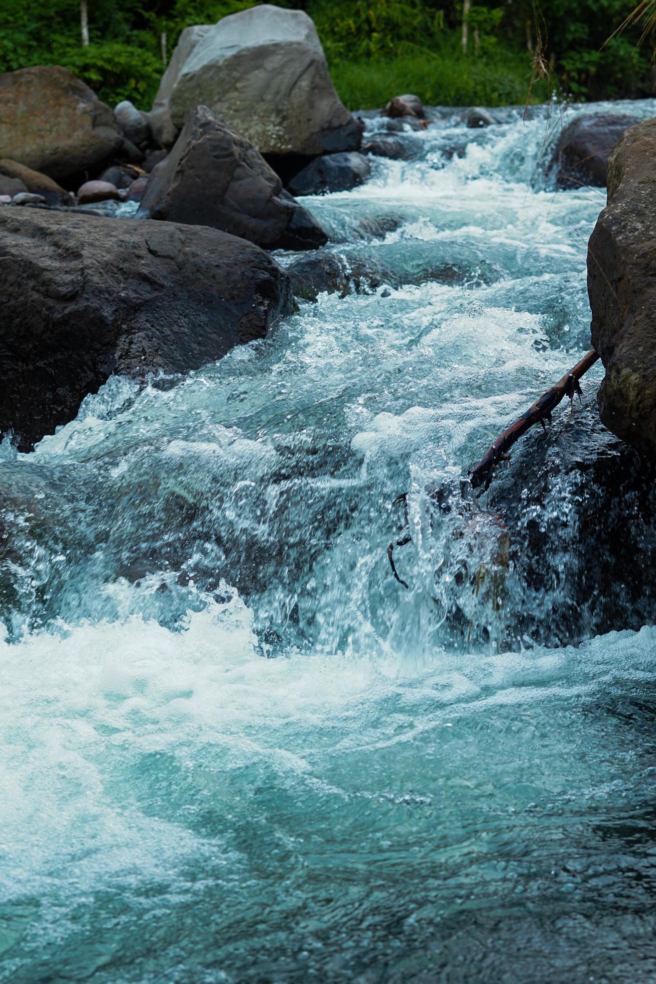 Serum Abadi: Rahasia Kecantikan dari Air Beku Sungai Purba yang Mengalir Ribuan Tahun